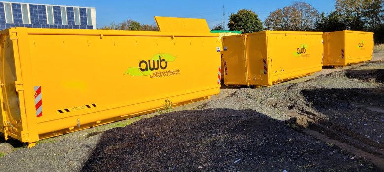 drei gelbe Container mit AWB-Logo