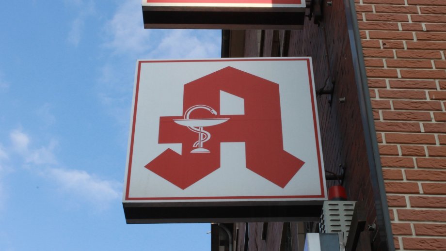 Apotheken-Schild mit rotem A auf weißem Grund , an einer Hausecke angebracht. 