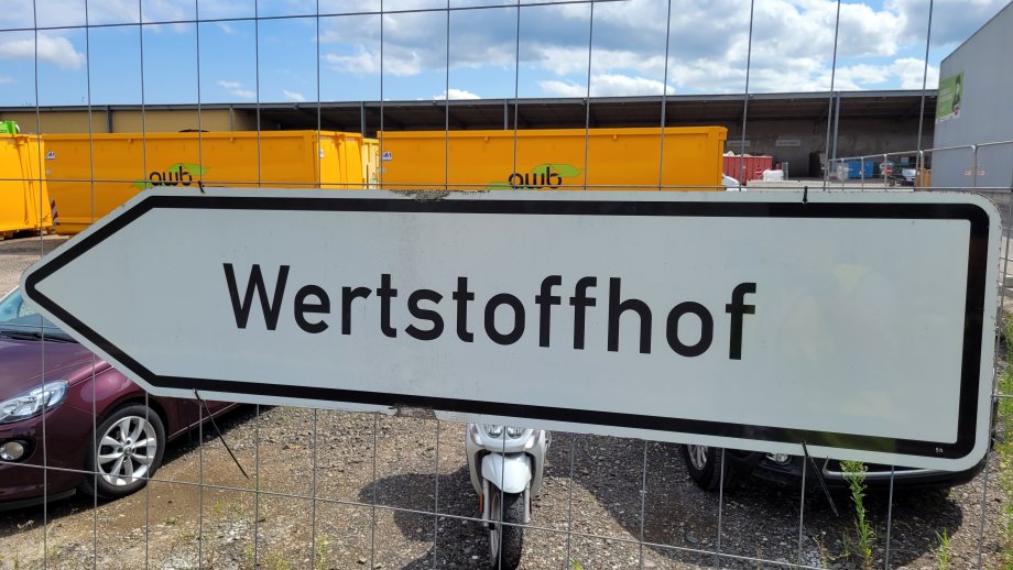 Ein Wegweiser mit der Aufschrift "Wertstoffhof".