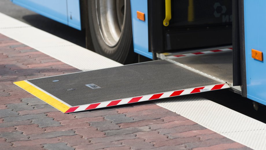 Eingangstür eines Busses mit ausgeklappter Rampe für Rollstuhl, Kinderwagen oder Rollator.