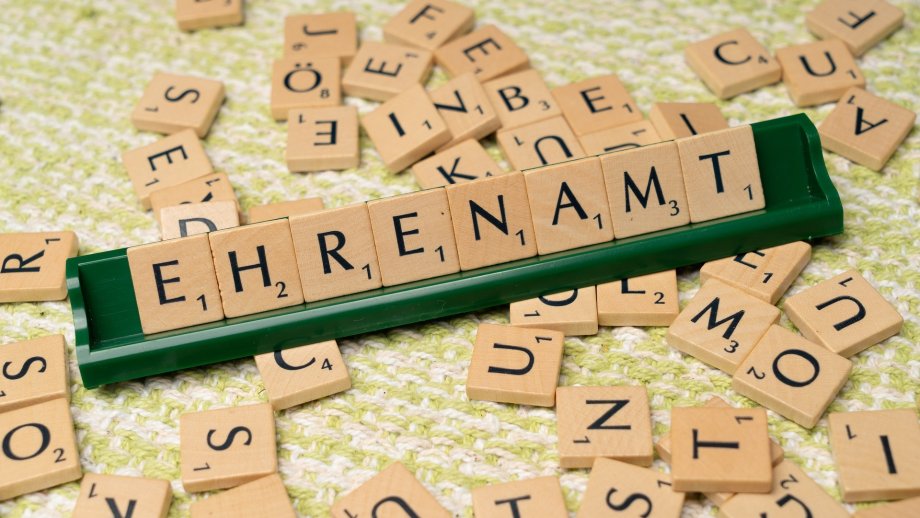 Mit Scrabble-Buchstaben ist das Wort "Ehrenamt" geschrieben.