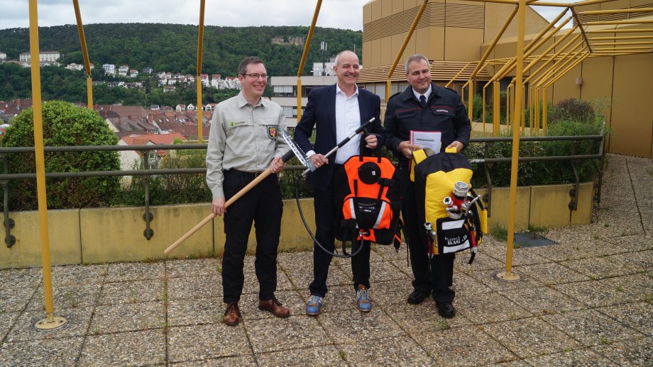 Drei Männer mit Waldbrandschutzausrüstung. 