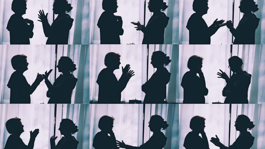 Neun Bilder im drei mal drei Raster, jeweils mit den Schatten zweier gestikulierender Frauen im Gespräch miteinander.