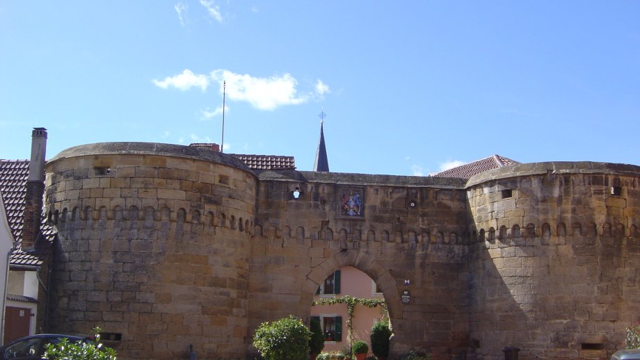 Die Stadtmauer von Freinsheim mit einem offenen Torbogen. 