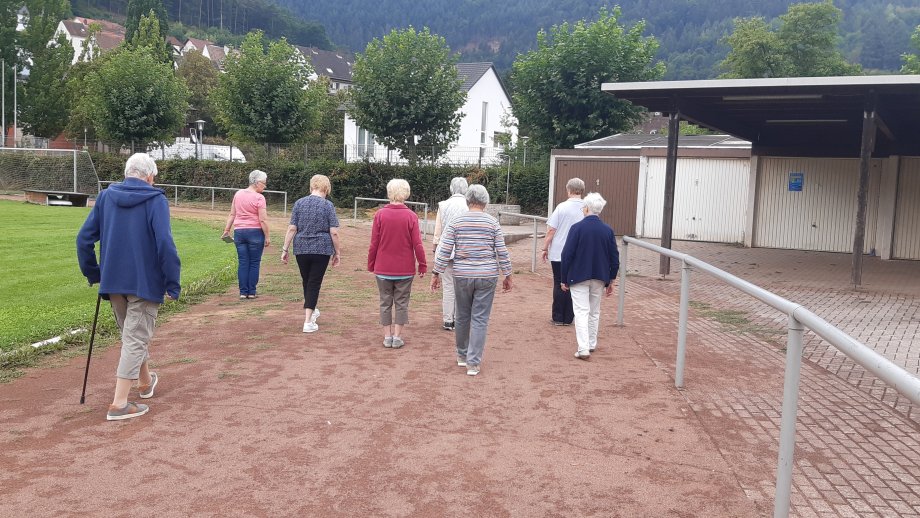 Ältere Damen auf dem Sportplatz
